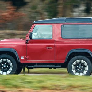 Den Defender V8 gibt es als kurzen Dreitürer oder als langen Fünftürer jeweils in einer ziemlich individuellen Farbpalette und Ausstattungsvielfalt.(Bild:  Jaguar Land Rover)