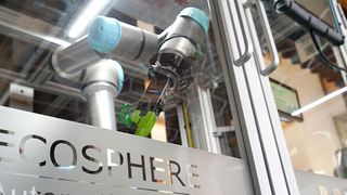 Roboter und Maschinen entlasten Mitarbeitende bei körperlich anstrengenden Aufgaben wie Heben und Transportieren, monotonen und repetitiven Aufgaben wie das Einlegen von Teilen sowie gefährliche Tätigkeiten. (Bild: Ecosphere)