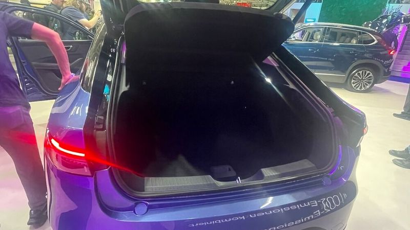 Auf jeden Fall schluckt der Kofferraum eines an Gepäck. 505 bzw. 1.350 Liter sollen laut Datenblatt reinpassen. (Bild: Grimm – VCG)