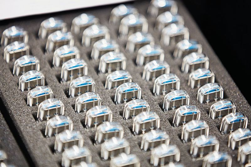 Unter dem Motto «design, produce, deliver» stellt Deonet Werbeartikel wie personalisierte USB-Sticks, Schlüsselanhänger und Kugelschreiber her.  (ABB / Hans Nordlander)