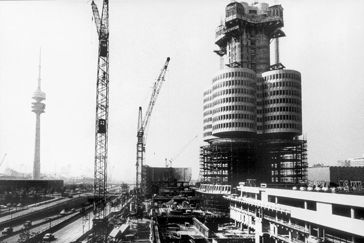 Der „Vierzylinder“ – BMWs markante Hauptverwaltung am Münchner Olympiapark, entstand unter CEO Eberhard von Kuenheim Anfang der siebziger Jahre. (BMW)