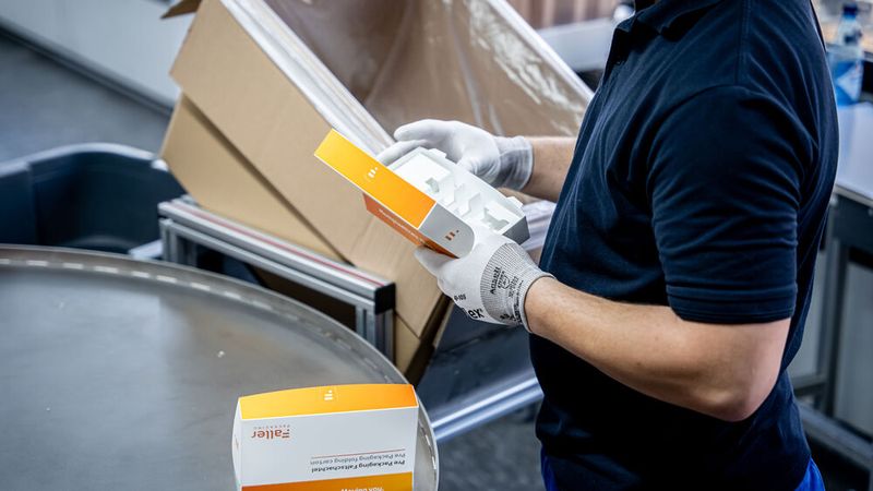 Von Hand gefertigt: Beim PrePackaging Service von Faller Packaging entstehen kleine Mengen an Faltschachteln oder komplexe Verpackungskonstruktionen. (Bild: Faller Packaging)