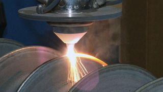 Laserbasierte additive Fertigung einer Extruderschnecke aus Edelstahl. (Bild: Fraunhofer Center for Laser Applications CLA)