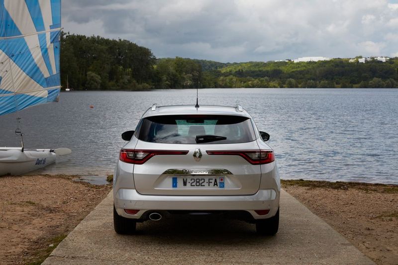 Markant sind die horizontalen Rückleuchten in der Heckklappe. (Renault)