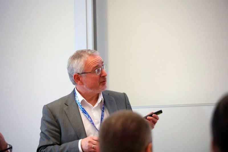 Sehr praxisbezogen zeigte Prof. Andrey Prihodovsky, wie die Zusammenarbeit der Unternehmen mit dem Technologiecampus Parsberg-Lupburg, beispielsweise bei der Anwendung herausfordernder Werkstoffe aussehen kann. (Bild: Maschinenmarkt/rw)