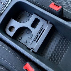 Darunter befindet sich ein Staufach, das dank eines herausnehmbaren Einsatzes entweder maximalen Platz bietet oder mit Becherhaltern und Fächern für Münzen und Kleinzeug zur multifunktionalen Ablage wird.(Bild:  Wehner - VCG)