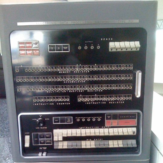 Der IBM 701 war der erste kommerzielle Großrechner für wissenschaftliche Zwecke. Der IBM 701 war der erste kommerzielle Großrechner für wissenschaftliche Zwecke.