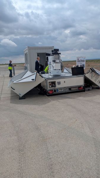 Das mobile Detektionssystem in Cochstedt erkennt Drohnen frühzeitig. Auch eine Positionsbestimmung ist mit einem Gerät wie diesem möglich. (Bild: Stefanie Eckardt)