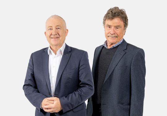 CEO Eugen Elmiger (li.): „Trotz des herausfordernden wirtschaftlichen Umfelds und der Umsatzrückgänge bleibt Maxon fest entschlossen, in die Zukunft zu investieren.“(Bild:  Maxon)