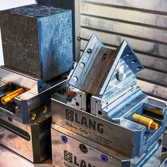 Zum Fertigen komplexer Bauteile aus CFK stellt Mapal nicht nur die Werkzeuge zur Verfügung, sondern entwickelt gemeinsam mit Auftraggebern auch das komplette Bearbeitungs-Know-how und die Fertigungsprozesse. Zum Fertigen komplexer Bauteile aus CFK stellt Mapal nicht nur die Werkzeuge zur Verfügung, sondern entwickelt gemeinsam mit Auftraggebern auch das komplette Bearbeitungs-Know-how und die Fertigungsprozesse.