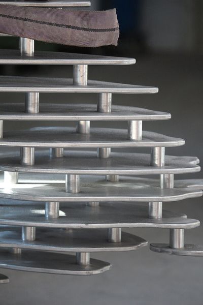 Nachdem alle scharfen Kanten der Einzelbleche für das Scheibenpferd mit dem Trumpf-Kantenfräser verrundet waren, verschweißten die Mitarbeiter von Kollinger die einzelnen Aluminiumplatten mit Bolzen – in streng vorgegebener Reihenfolge.  (Bild: Trumpf)