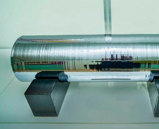 Was man hier sieht ist nicht aus Metall, sondern aus Silizium oder Siliziumkarbid. Es handelt sich um einen Einkristall, aus dem Wafer für Computerchips gefertigt werden. Auf der Grindinghub will man beweisen, dass das eine Chance für die Schleiftechnik ist. Hier sprechen nun Experten ...(Bild:  FHG)