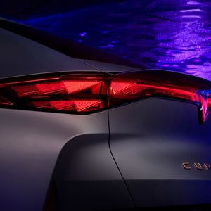 Zu den auffälligsten Design-Elementen gehört das durchgehende Lichtband am Heck.(Bild:  Seat)