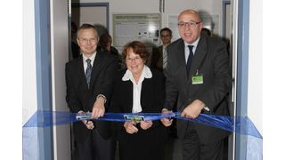 Von links nach rechts: Prof. Harald Bolt, Projekt-Mitglied des Brainmet-Kompetenzzentrums, Dr. habil. J. Sabine Becker, Leiterin des Brainmet-Kompetenzzentrums und Juergen Srega, Vice President Global Products, Scientific Instruments, Thermo Fisher Scientific.  (Bild: Thermo Fisher Scientific)