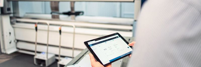 Fortlaufend aktualisiert: Das Produktionspersonal erhält digital auf einem Tablet-PC- Informationen zu Fertigungs-, Montage- und Transportaufträgen sowie ausführliche Anleitungen zu Arbeitsabläufen. Fortlaufend aktualisiert: Das Produktionspersonal erhält digital auf einem Tablet-PC- Informationen zu Fertigungs-, Montage- und Transportaufträgen sowie ausführliche Anleitungen zu Arbeitsabläufen.
