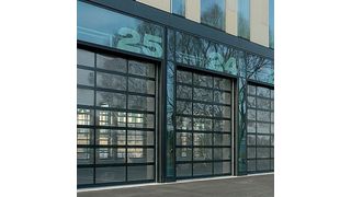 Die Alu-Sektionaltore von Alpha Deuren sorgen für Transparenz und Helligkeit insbesondere bei Prestigeobjekten wie Firmensitzen, Messen, Flughäfen oder Werkstätten. Bild: Alpha Deuren (Archiv: Vogel Business Media)