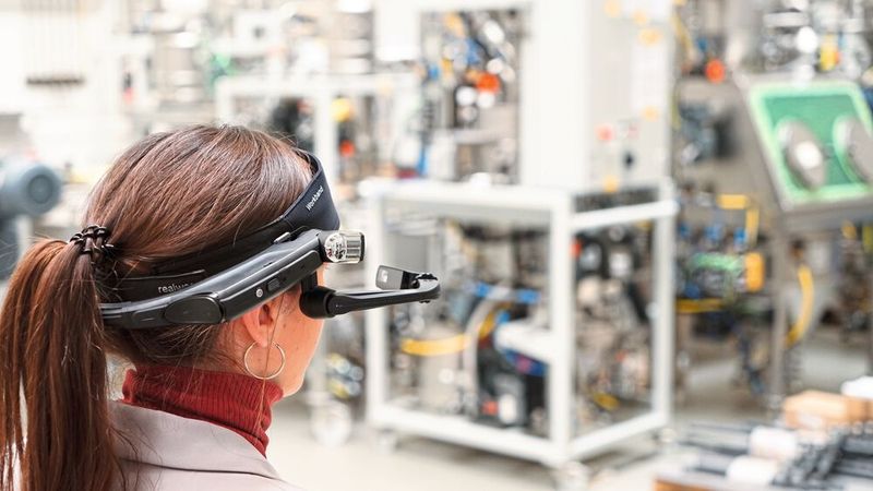 Alle Informationen direkt vor Ihren Augen – Datenbrille für die manuelle Eingabe (Bild: Azo)