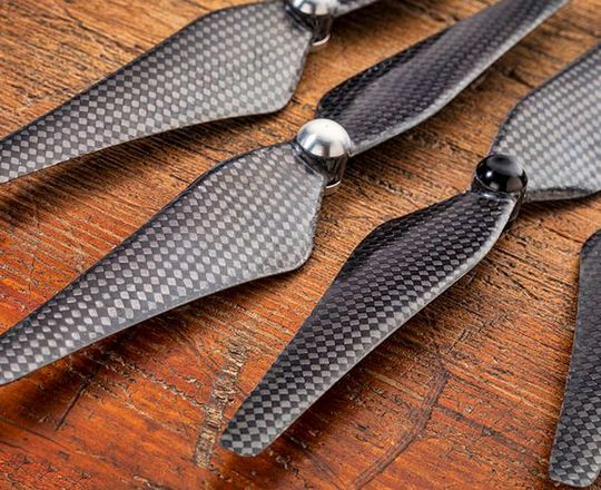 Zur Herstellung haltbarer Composite-Metall-Verbindungen (Symbolbild) wurde bisher geklebt. Forscher des SKZ in Halle haben mit Partnern nun erfolgreich daran gearbeitet, solche Hybridbauteile ohne Klebeprozess praxistauglich herzustellen.(Bild:  Compo-Check)