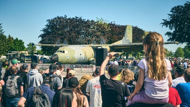 Neben dem Brazzelparcours bietet das Programm auch exklusive Einblicke in das Transportflugzeug Transall C-160: Erlebnisführungen mit Museums- und ehemaligen Besatzungsmitgliedern inklusive Motorenstart.  (Bild: TMSNHSP)