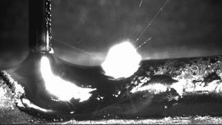 In Hochgeschwindigkeit zeigt sich der Prozess des Laser-Draht-Auftragschweißens (DED-LB) mit pulslaser-induziertem Plasma, der zum Projekterfolg von Ultra Grain beitrug. (Bild: Fraunhofer IWS)