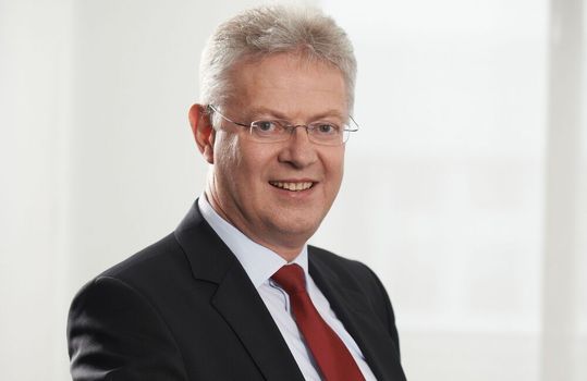 Wolfgang Heuring, CEO der Motion Control Business Unit: "Digitalisierung ist der Produktivitätstreiber Nummer Eins für unsere Maschinenbaukunden aus allen Branchen."(Bild:  Siemens)