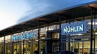 Einladender Glaspalast: das Mercedes-Autohaus Nühlen in Moers. (Foto: Nühlen)