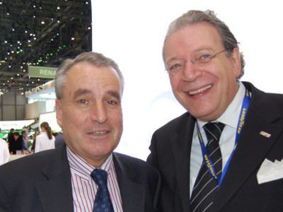 Jürgen Voss (re.), Chefscout der AVAG für den Aufbau von China-Importen, im Gespräch mit Prof. Pläcking, dem ehemaligen Marketingchef von Mercedes-Benz. (Archiv: Vogel Business Media)