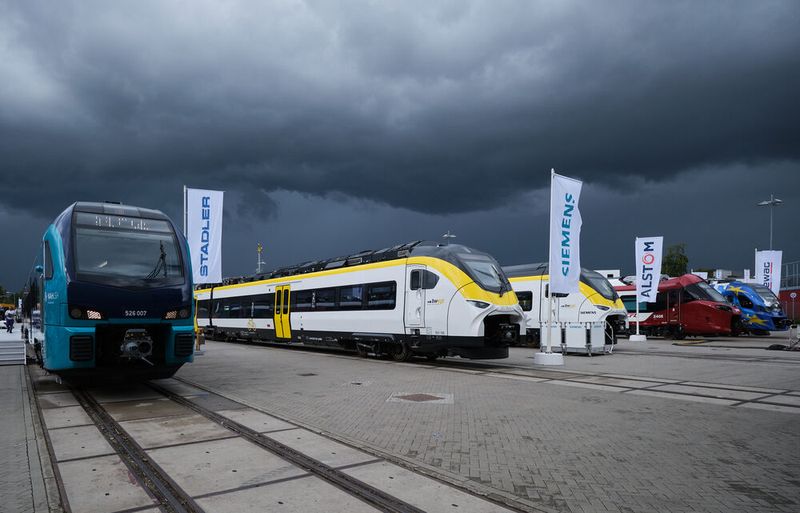 Auch wenn der Himmel über Berlin duster ist: Die Industrie präsentiert neue Fahrzeuge. Hier die Wasserstoff- und Batterietriebzüge von Stadler, Siemens Mobility, Alstom und Newag. (Bild: Richard Oed)