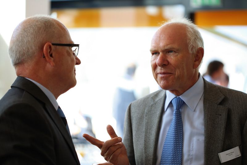 Swissmem-Präsident Hans Hess (re.) zeigt sich von seiner optimistischen Seite: Der Werkplatz Schweiz habe eine gute Zukunft, wenn man die Herausforderungen richtig angehe. (Bild: Böhm)