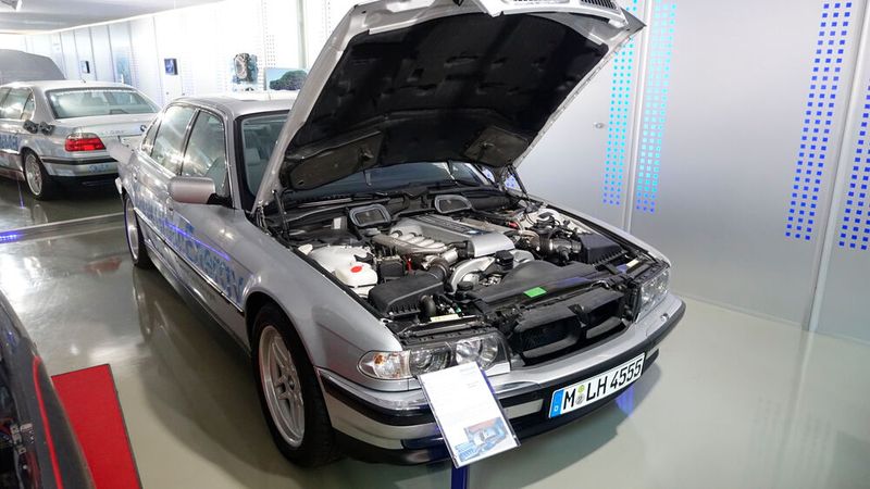 Der BMW 750hL war das erstes Wasserstofffahrzeug in Kleinserie. Sein Zwölfzylinder-Wasserstoffmotor, der auf dem Serientriebwerk des BMW 750i basierte, leistete 150 kW/204 PS aus einem Hubraum von 5,4 Litern. Zahlreiche Komponenten wie Kolben bestanden aus Keramik, da reiner Wasserstoff Aluminium angreift. 2001 startete BMW seine Aufsehen erregende „CleanEnergy WorldTour 2001“. Sie führte die Flotte von 15 BMW 750hL über fünf Kontinente und 170.000 Kilometer rund um den Globus. Nach dem Start in Dubai ging es über Brüssel, Mailand, Tokio und Los Angeles bis zum Tour-Finale in Berlin. Die Tour gilt bis heute als eindrucksvolles Plädoyer für den saubersten aller Kraftstoffe.  (Bild: Dominsky – VCG)