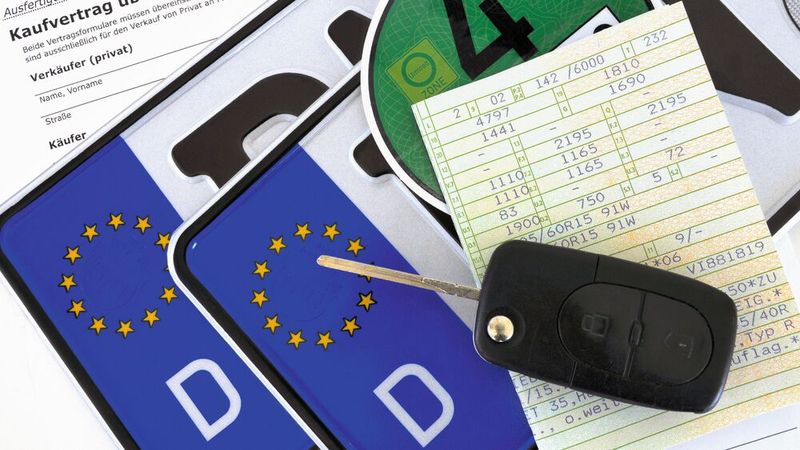 Mit der Online-Anwendung „i-Kfz“ können Fahrzeuge von überall zugelassen werden.(Bild:  svort – stock.adobe.com)