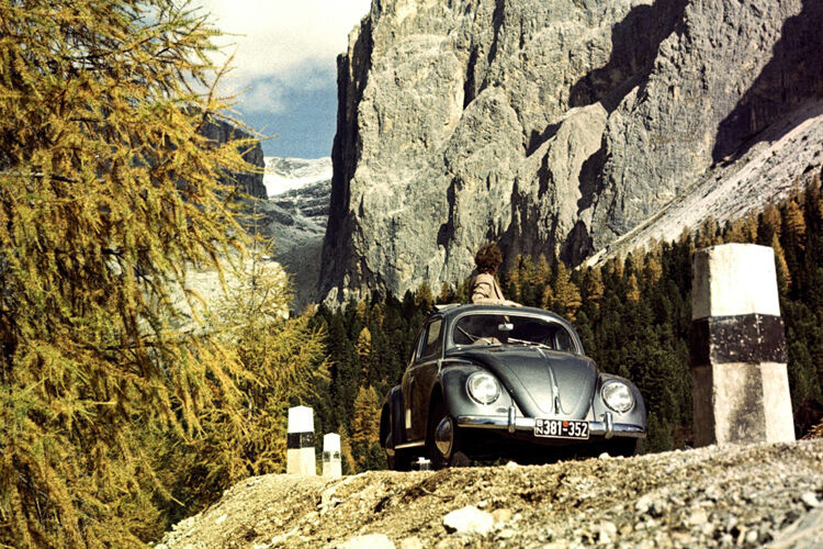 Ab in den Süden: Viele Deutsche fuhren im VW Käfer erstmals auf Urlaubsreise gen Italien. (Foto: VW)