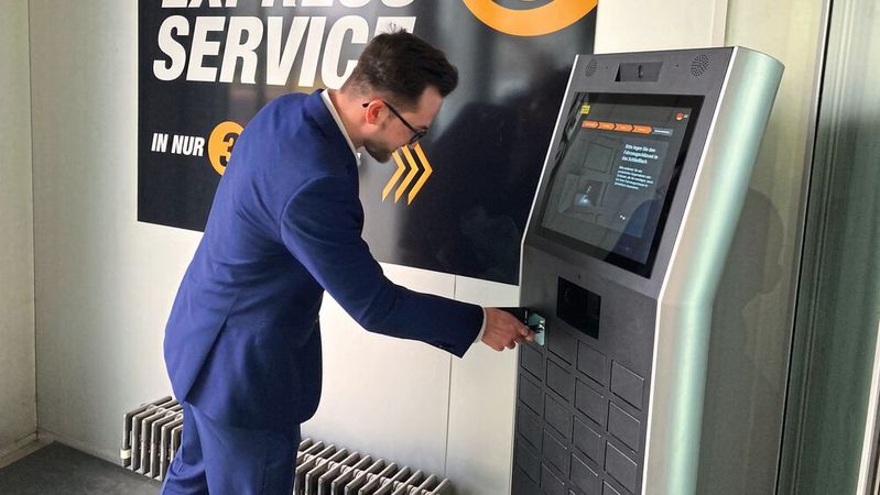 Bei König in Berlin-Spandau können Kunden rund um die Uhr ihr Fahrzeug abgeben, ohne mit einem Servicemitarbeiter sprechen zu müssen.(Bild:  Rehberg – VCG)