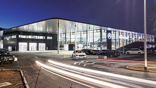 Am alten Standort der Darmstädter Mercedes-Niederlassung ist ein neuer Verkaufspalast entstanden. (Bild: © Jens Pussel)