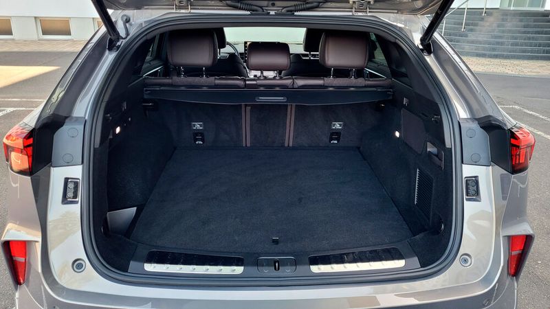 In den Kofferraum passen 517 Liter. Das ist ok, aber nicht berauschend. Bei umgeklappter Rückbank (geht per Hebel im Kofferraum) sind es 1.229 Liter. (Bild: Wehner - VCG)