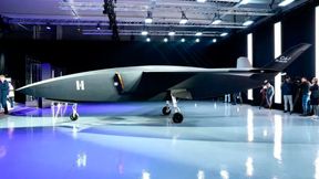 Das eigentlich auf übliche Kampfdrohnen spezialisiete Start-up Helsing rüstet sich mit den Plänen für ein neues Werk nahe München für kommende Aufträge der Militärs. Vielleicht huschen in Zukunft auch die neuen KI-Kampfflugzeuge des Typs CA-1 UAV (Bild) dort aus den Hallentoren. (Bild: Helsing)