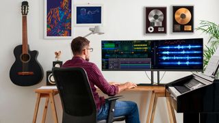 Der Philips 498P9Z bietet auf seinem gekrümmten 32:9-Panel mit 49 Zoll Diagonale dieselbe Fläche wie zwei nebeneinander aufgestellte 27-Zöller, nur eben ohne störenden Steg in der Mitte.   (MMD)