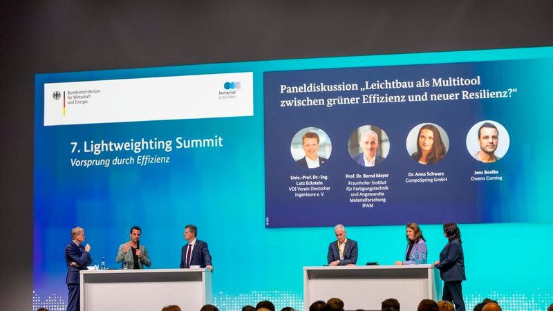 In der Paneldiskussion ging es darum, inwiefern Leichtbau als „Multitool für grüne Effizienz und neue Resilienz“ dienen könne. (Bild: bundesfoto/Bernd Lammel)