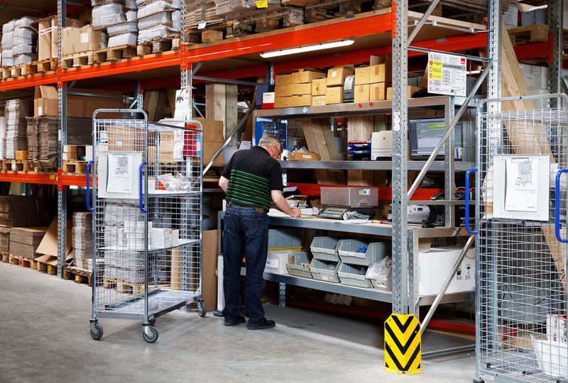 Der integrierte Meta Speedrack Packtisch zur effizienten Bearbeitung der Kommissionieraufträgen. (Meta)