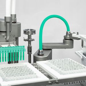 Die modulare  Plattform für RTU- und Bulk-Behältnisse umfasst vorentwickelte und vorgetestete Module, die eine Ausbringung von bis zu 3.600 Behältnissen pro Stunde ermöglichen. Zudem bietet Versynta FFP eine 100%-ige In-Prozess-Kontrolle.(Bild:  Syntegon)