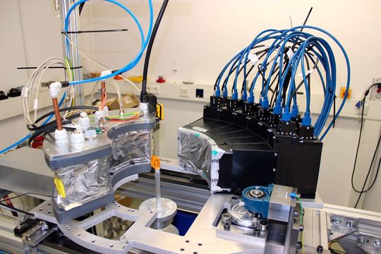 Mit diesem Demonstrator, der ein röntgenbasierter Computertomograph (CT) ist, wollen es das SKZ und das Fraunhofer IIS endlich schaffen, dass man auch bei nicht-symmetrischen Extrusionsprofilen innere Fehler aufdecken kann.(Bild:  SKZ)