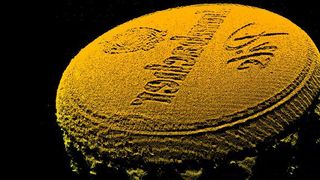 Per 3D-Inspektion lässt sich kontrollieren, ob die Verschlusskappe auch richtig auf der Bierflasche sitzt. (Bild: EVT)