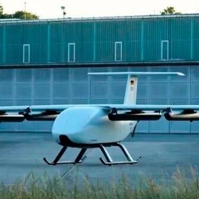 ERC System ist ein Start-up, das sich auch der Drohnenentwicklung widmet. Was man hier sieht, ist eine Schwerlastdrohne, die 250 Kilogramm wuppen kann. Vor allem das Militär interessiere sich für das unbemannte Flugsystem, das nun schneller kommen soll, als zunächst geplant ... (Bild: ERC System)