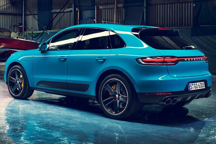 Ab Herbst leuchtet das SUV serienmäßig mit LED-Lichtern. (Porsche)