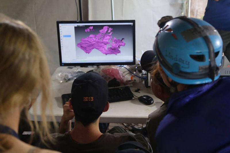 Das Team an der Oberfläche sieht während der Ausgrabungen beim Rendern der 3D-Scans zu. Mithilfe der 3D-Scans wurde der Verlauf der Ausgrabungen dokumentiert. (Bild: Ashley Kruger)