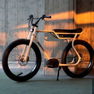 Mit ein langen Ledersitzbank will das Biggie Motorrad-Feeling vermitteln.(Bild:  Leon Fellner)