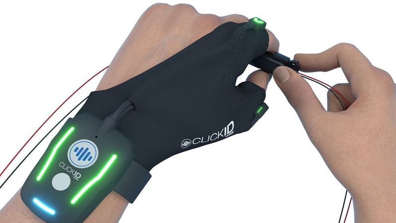 Sowohl für die Mitarbeitenden in der Montage als auch für die Produktionsverantwortlichen erleichtert der intelligente Handschuh ClickID die Arbeit und hilft dabei, die Produktivität zu steigern.(Bild:  Voss Automotive)