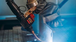 Die neuartige Fronius-Cobot-Schweißzelle nochmals in Aktion. Die sogenannte Smartcell sorgt bei Umetec für eine sichere Zusammenarbeit mit dem Roboter und ermöglicht reproduzierbar gute Schweißergebnisse an Stahlkomponenten.  (Bild: Chr. Große pivopix / Fronius)