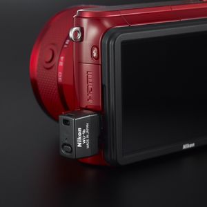 Der Funkadapter der Nikon-1-Kameras verschickt die Aufnahmen an Smartphone oder Tablet. Im Bild ist das Kameramodell S1 zu sehen.