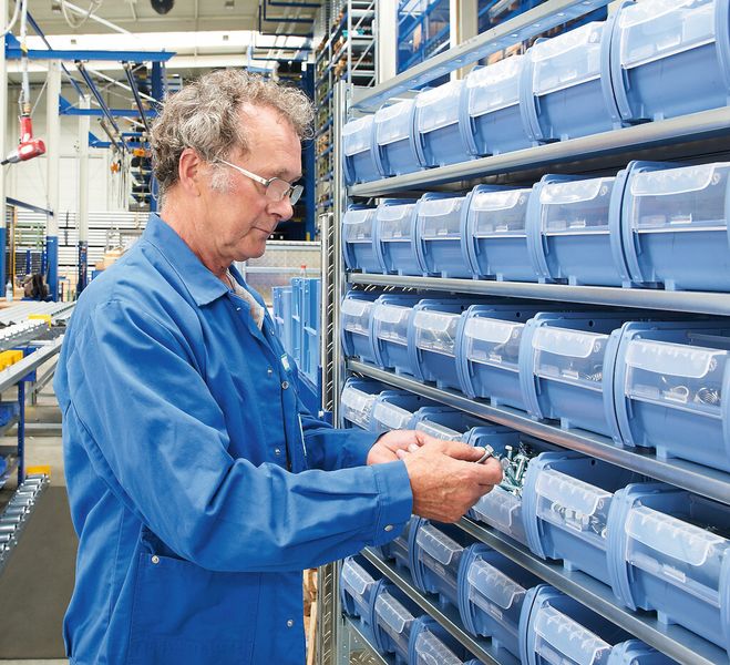 Die Bitobox CTB (C-Teile-Behälter) wird je nach Bedarf mit Tiefen von 300 oder 400 Millimetern angeboten. Sie ist perfekt auf die im Kanban-Prozess bevorzugten Regalabmessungen abgestimmt. (Bild: Bito)